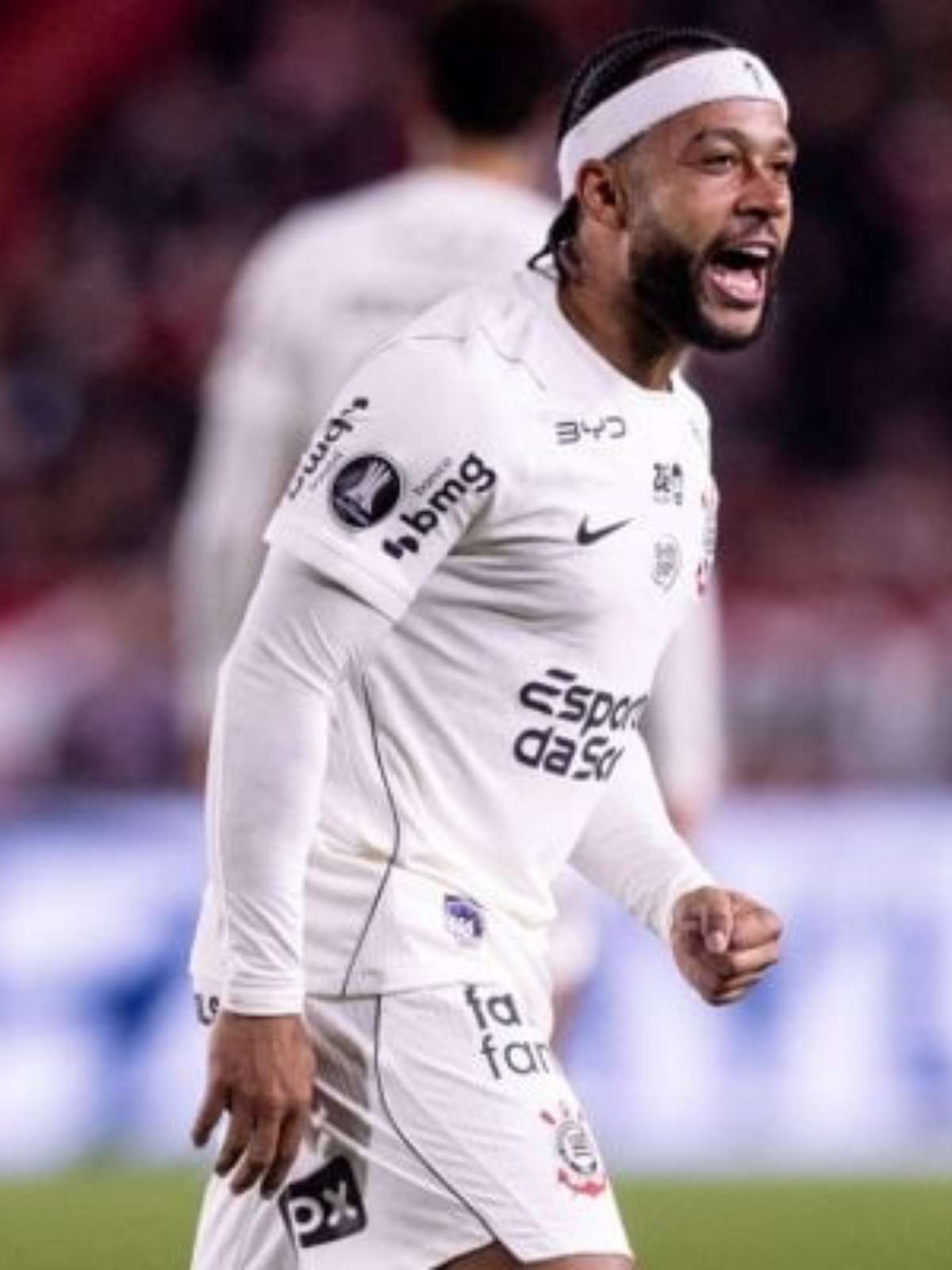 Estudiantes pede suspensão de Memphis Depay por gesto obsceno