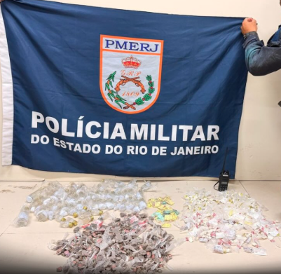 Três criminosos são presos com granada e drogas durante ação da PM na Gardênia Azul, no Rio