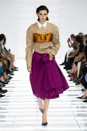 Prada faz das saias protagonistas em coleção que celebra o imperfeito