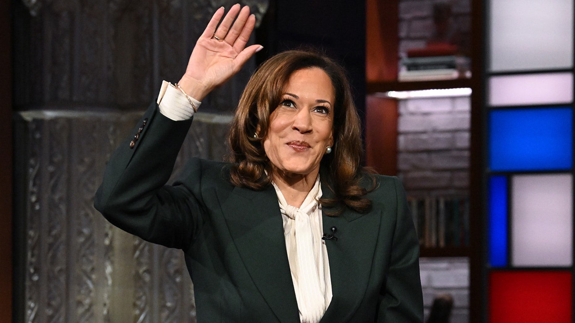Kamala Harris usa uma analogia com flores para explicar algoritmos de redes sociais enquanto discute IA e eleições intermediárias