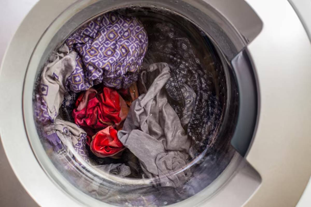 A centrifugação é importante para retirar o excesso de água das roupas — Foto: Reprodução/Freepik