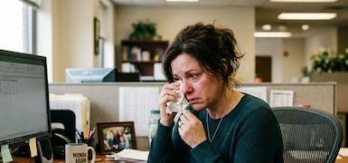 Imagem da matéria: Os especialistas em psicologia concordam: quem procrastina usando o celular tenta acalmar suas emoções desconfortáveis.
