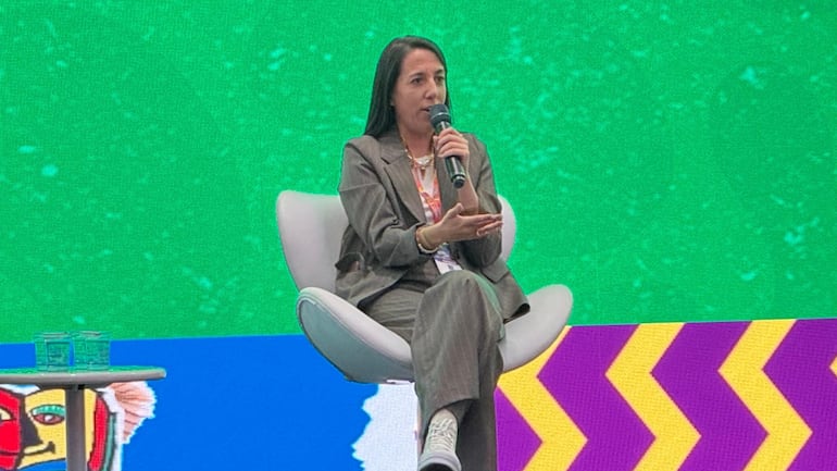 Sucesso no TikTok, Elena Armas revela quem inspira seus galãs irresistíveis nos livros