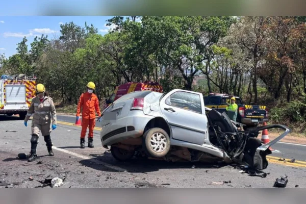 Mulher morre após ficar presa às ferragens em acidente com carro e caminhão - destaque galeria