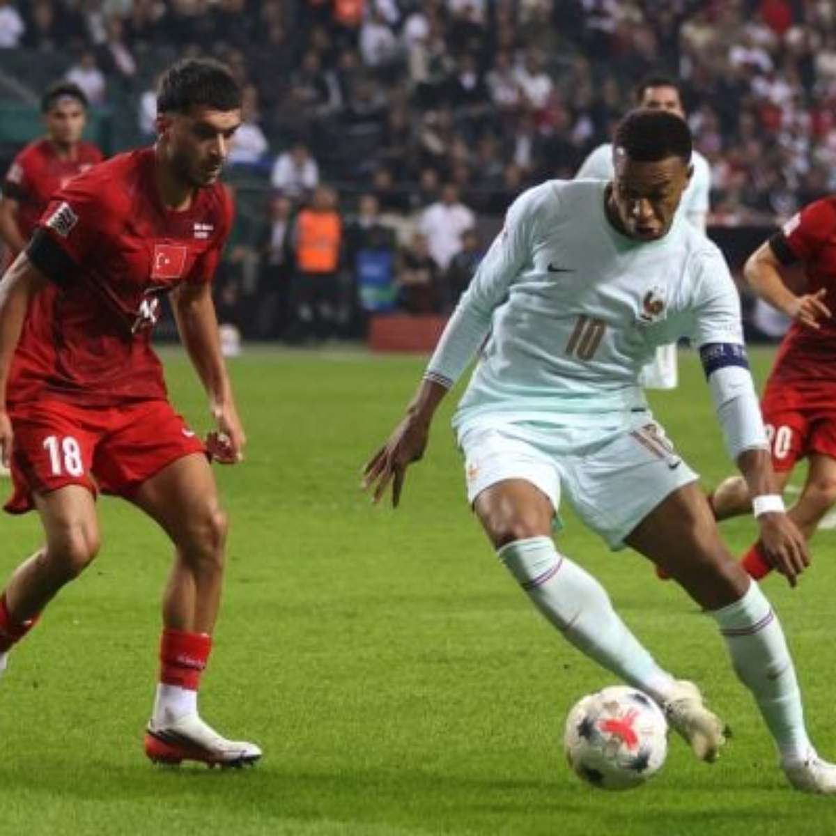 Mbappé é cortado pela França por lesão no joelho