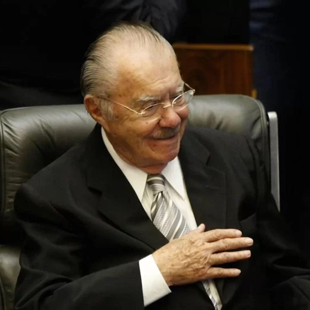 Após passar por exames, Sarney volta a ser internado para tratar pneumonia