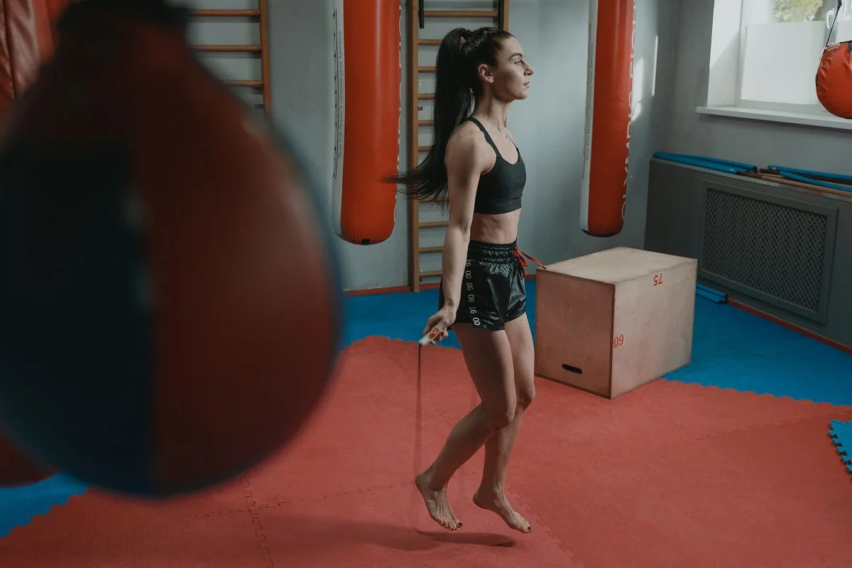 na foto uma mulher pula corda sem sapato - Metrópoles. Treinar descalço requer atenção redobrada