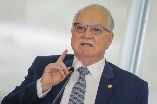 Decisão de Dino escala crise no STF e aumenta pressão sobre Fachin