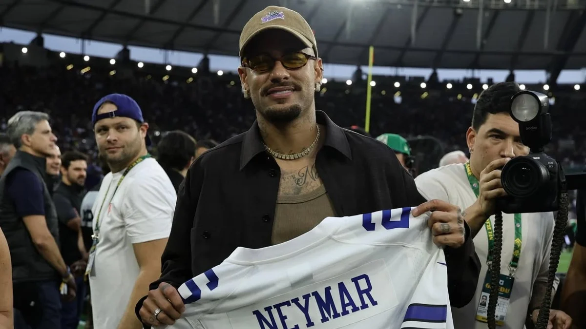 NFL: Neymar é presenteado com camisa do Dallas Cowboys no Maracanã