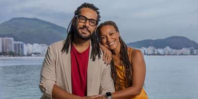 Bela (Sheron Menezzes) e Lucas (Amaury lorenzo), na novela 'Por Você', compartilham valores ligados à educação e conseguem trocar ideias, inclusive quando o assunto envolve os filhos de Juli (Lucy Ramos), que Bela está criando. Foto: Divulgação/TV Globo / Purepeople