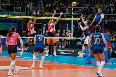 Vôlei feminino do Brasil passa fácil pelo Peru e continua imbatível na busca por vaga olímpica