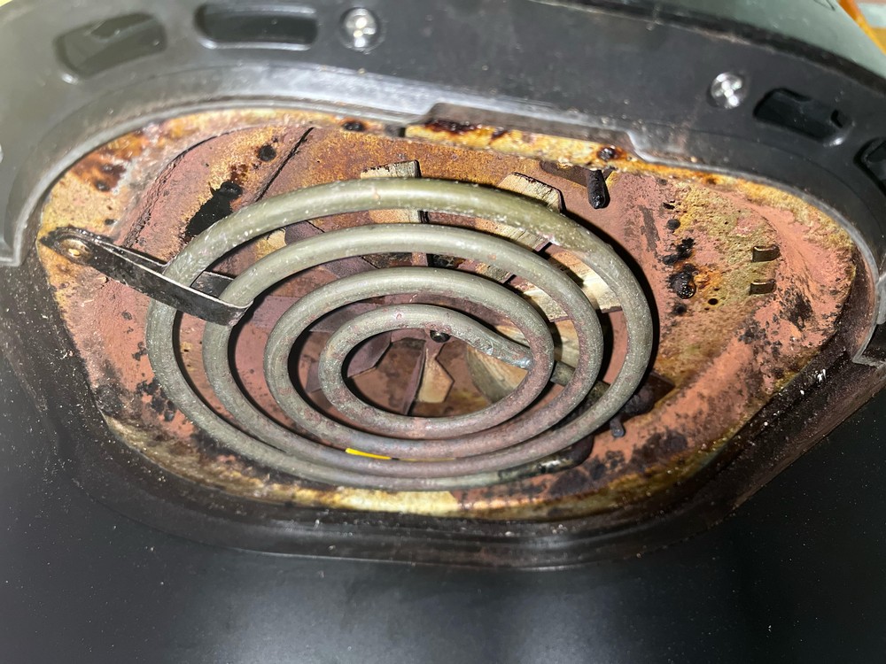 Resistencia air fryer suja e enferrujada — Foto: Reprodução/Redes Sociais
