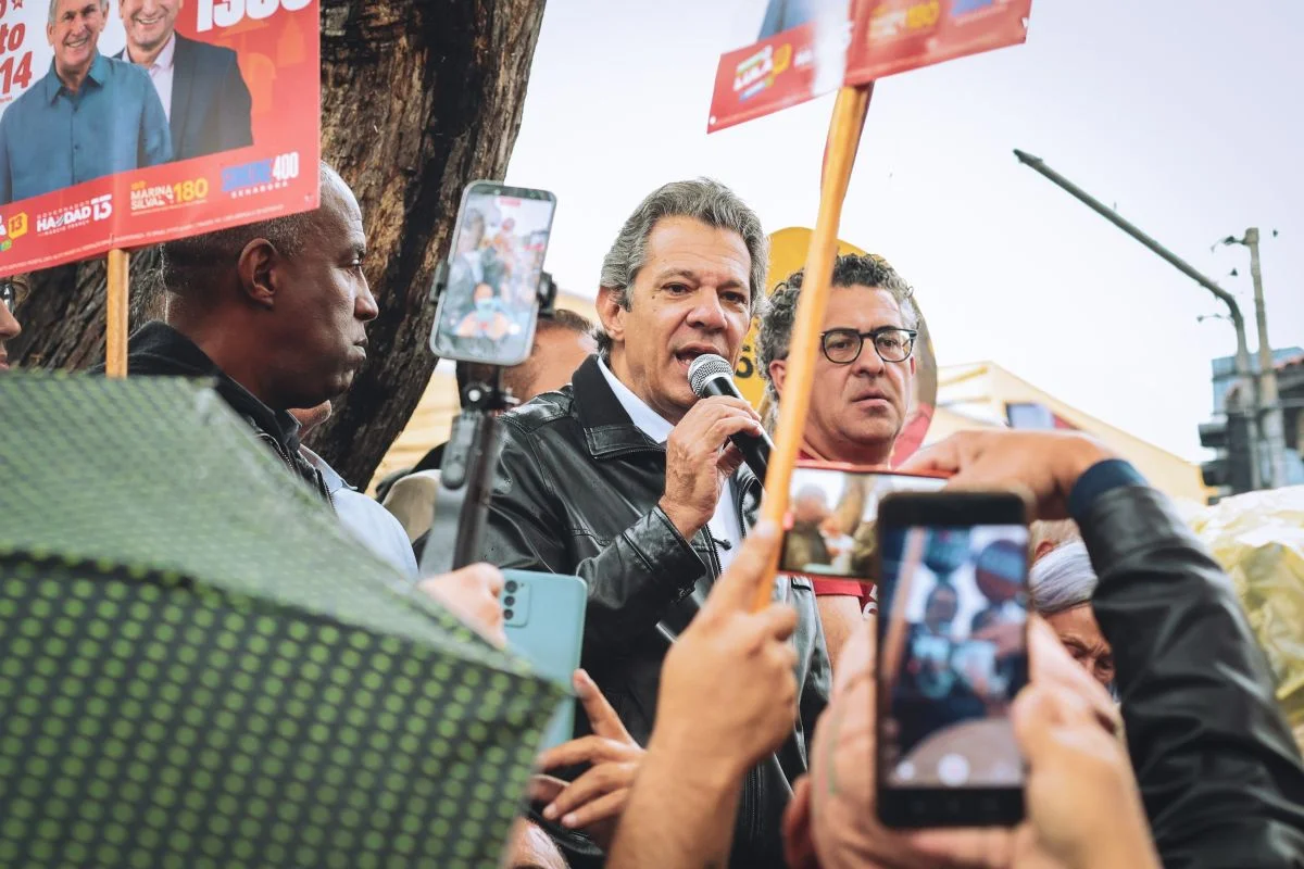 Fernando Haddad em ato de campanha em Mogi das Cruzes - Metrópoles