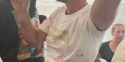 Imagem em rede social mostra passageiros com a camisa suja de sangue; briga entre pilotos fez voo que ia para Israel ser desviado — Foto: Reprodução Foto: Reprodução/Rede Social / Estadão