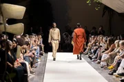 Yasmin Brunet integra o primeiro dia de desfiles do Metrópoles Catwalk