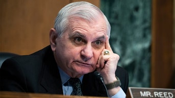 Senador veterano do Dem cruza com facilidade os oponentes progressistas nas primárias ao buscar seu sexto mandato