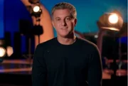 Ao 22 anos, Luciano Huck se tornou colunista no Jornal da Tarde e, logo em seguida, começou a fazer locução em programa da Rádio Jovem Pan. Aos 23 anos, estreou na TV no programa Perfil, ao lado de Otávio Mesquita