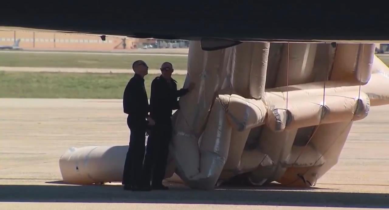 Escorregador de emergência do Air Force One é acionado momentos antes de Trump embarcar
