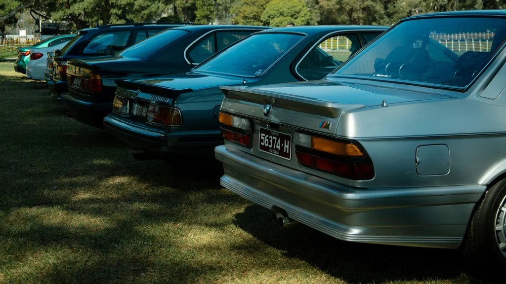 Você sabe por que sedans não têm limpador no vidro traseiro?