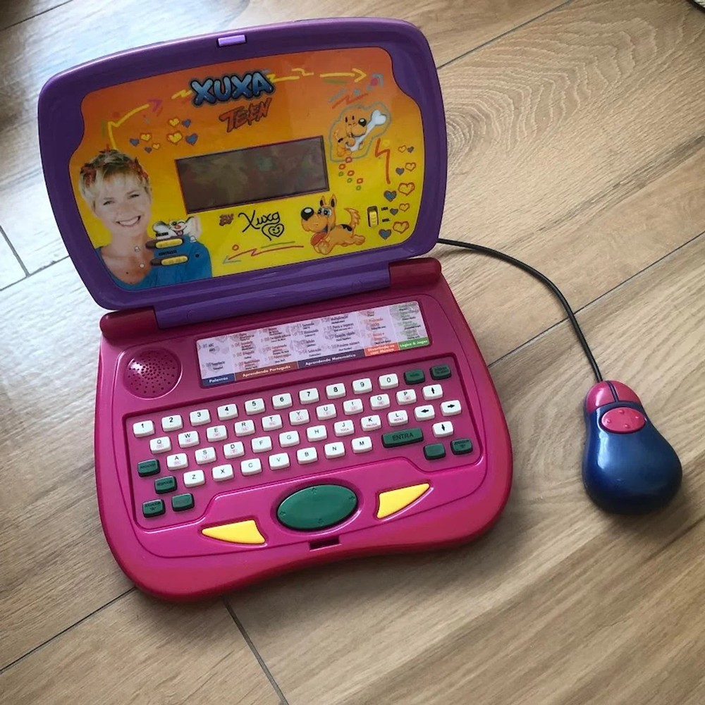 O modelo usado no projeto foi um laptop da Xuxa da marca Candide — Foto: Reprodução/Enjoei
