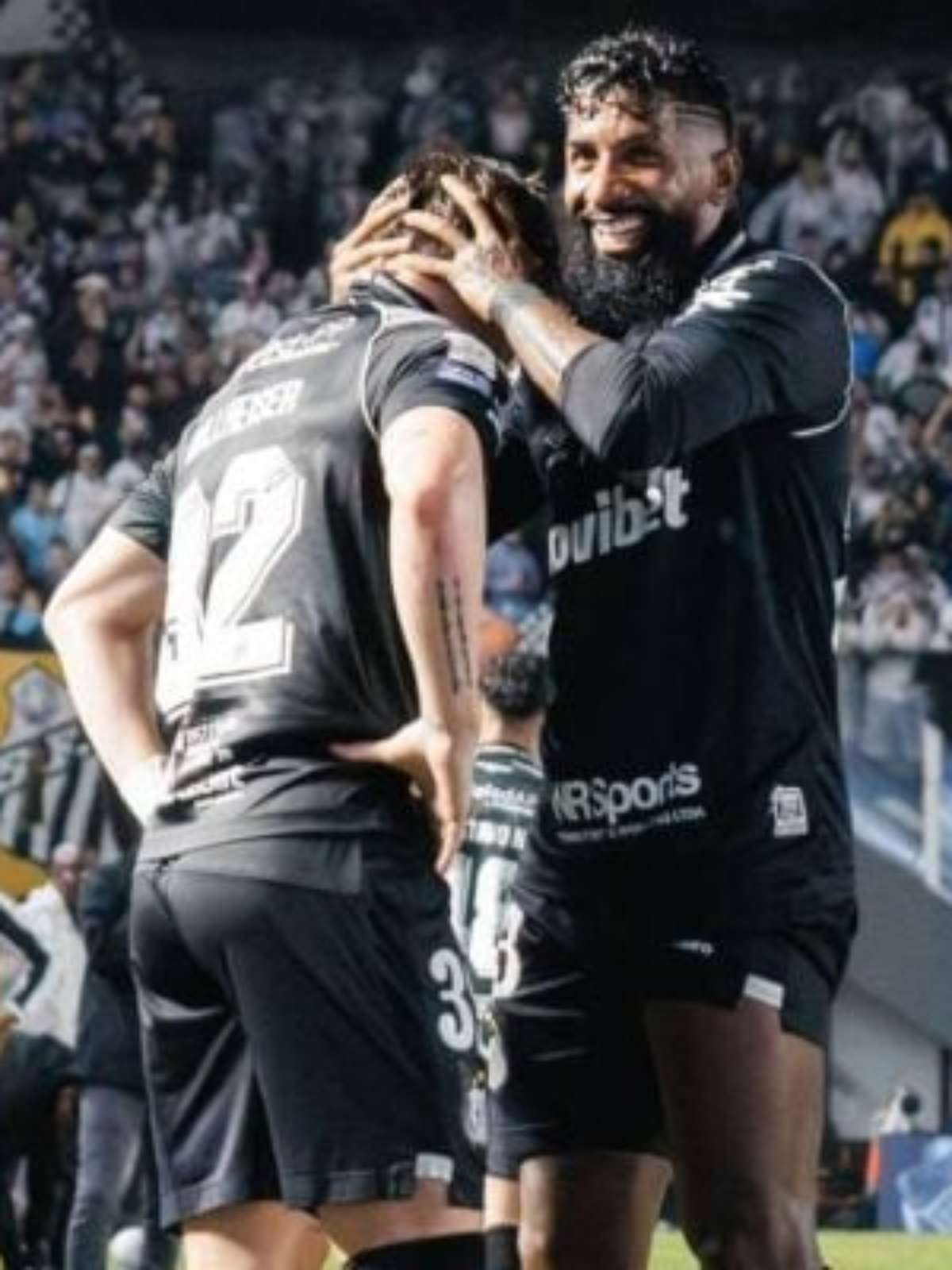 Santos da show de bola, debaixo de chuva, e vence Cruzeiro