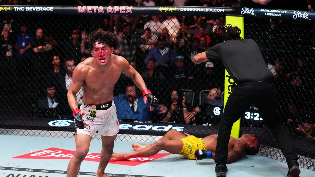 UFC: brasileiro é levado ao hospital após derrota dura em luta principal