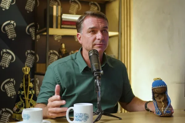 Em podcast católico, Flávio posa com boneca de Nossa Senhora: “Mó carinho” - destaque galeria