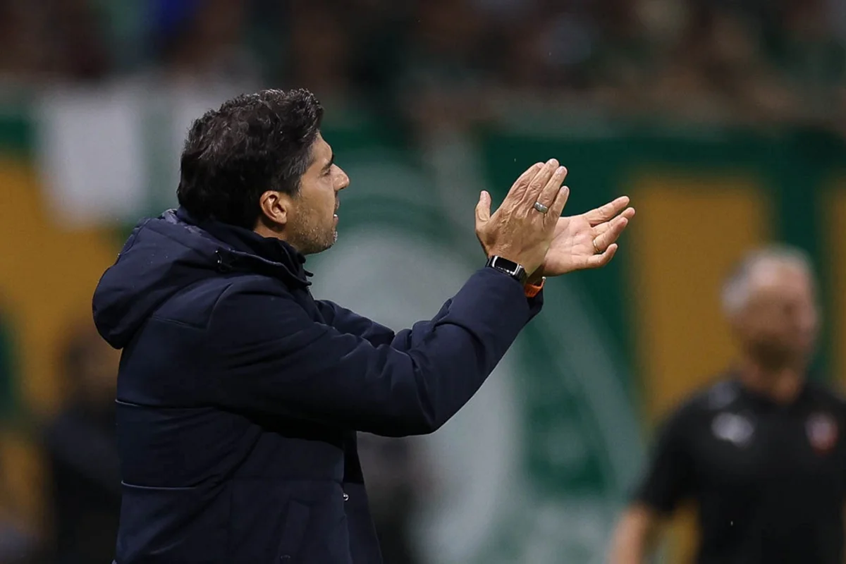 Abel admite erro e pede desculpas à torcida após Palmeiras vencer a LDU