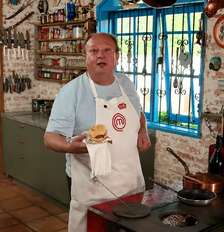 Dei adeus ao iFood depois que aprendi esse hambúrguer no pão francês com Érick Jacquin, do 'MasterChef Brasil': é simples e cabe na dieta. Foto: Reprodução, YouTube / Purepeople
