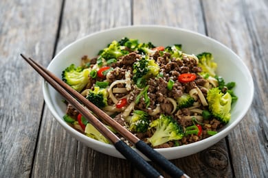 Esse macarrão com carne moída e brócolis é uma opção completa para um jantar nutritivo