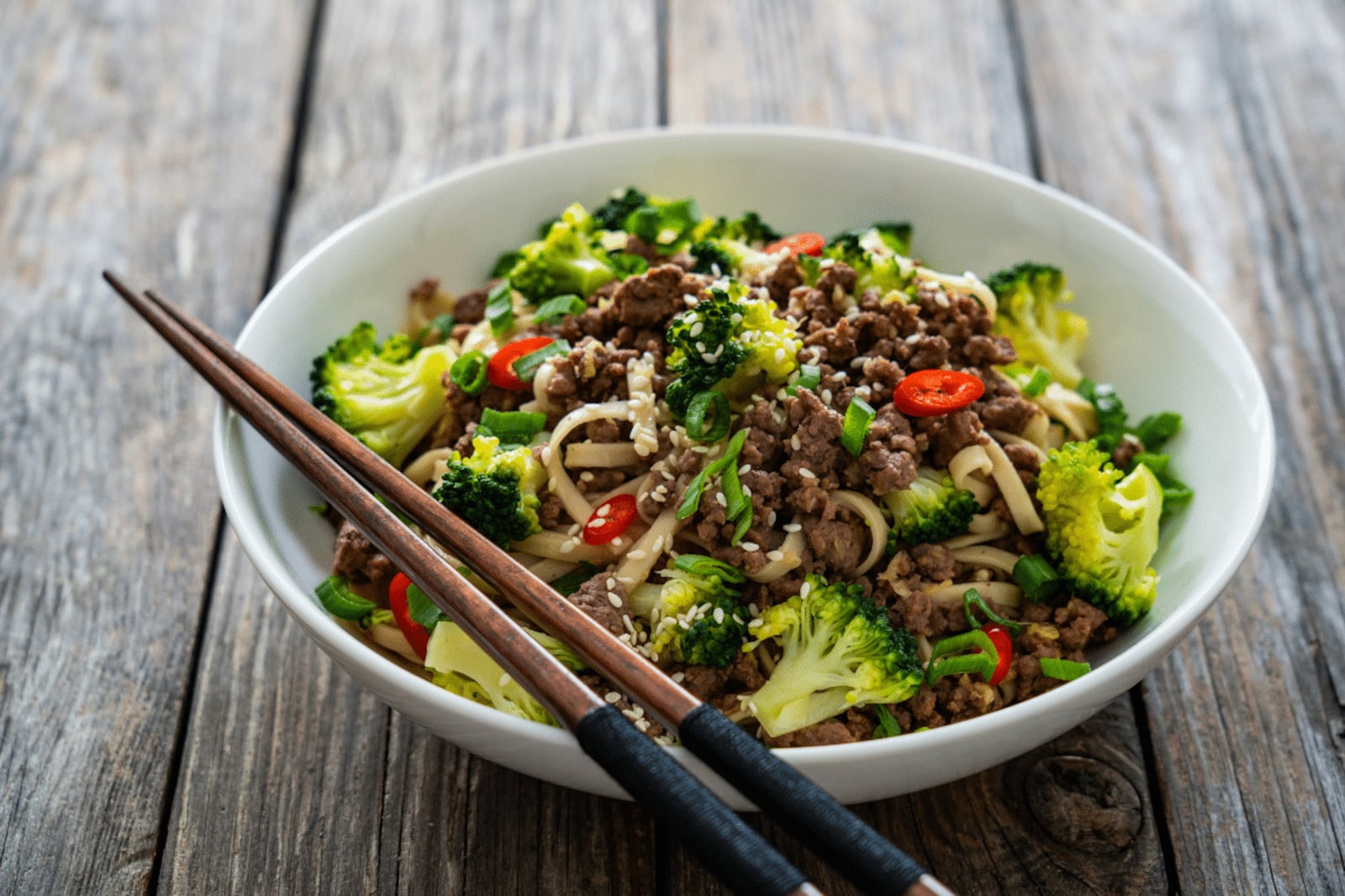 Esse macarrão com carne moída e brócolis é uma opção completa para um jantar nutritivo Portal EdiCase