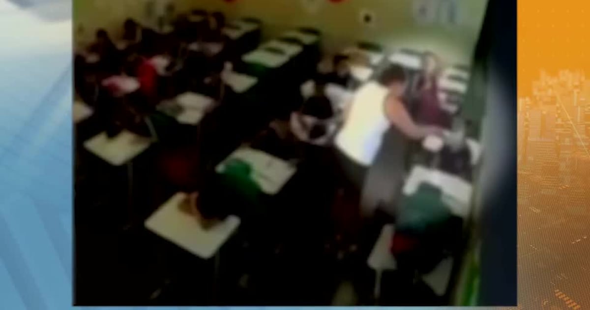 Professora é demitida após ser flagrada esfregando prova no rosto de aluno em escola de BH