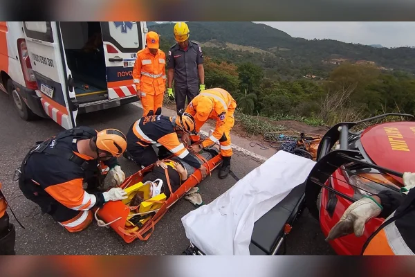 MG: caminhonete capota e cai em ribanceira de 60 metros na BR-381 - destaque galeria