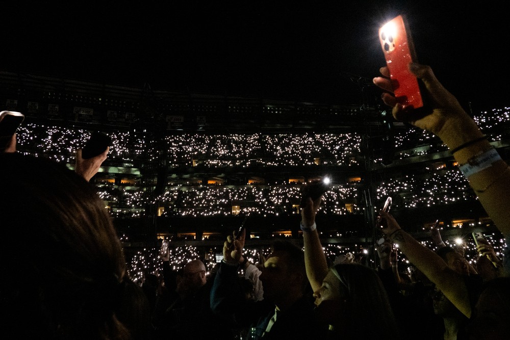 Fãs aplaudem Ed Sheeran durante apresentação da turnê Loop no Lincoln Financial Field, na Filadélfia, em 19 de setembro de 2026. Os lugares do estádio ficaram ocupados apesar das especulações nas redes sociais de que o show teria público reduzido. — Foto: The New York Times