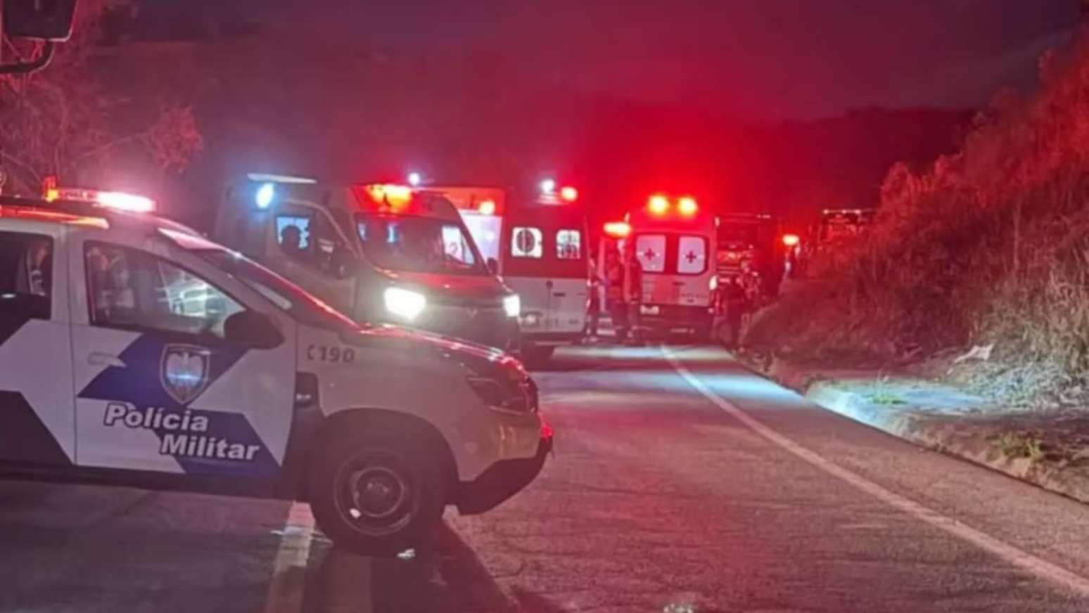 &Ocirc;nibus tombou na BR-262 e deixou mortos e feridos