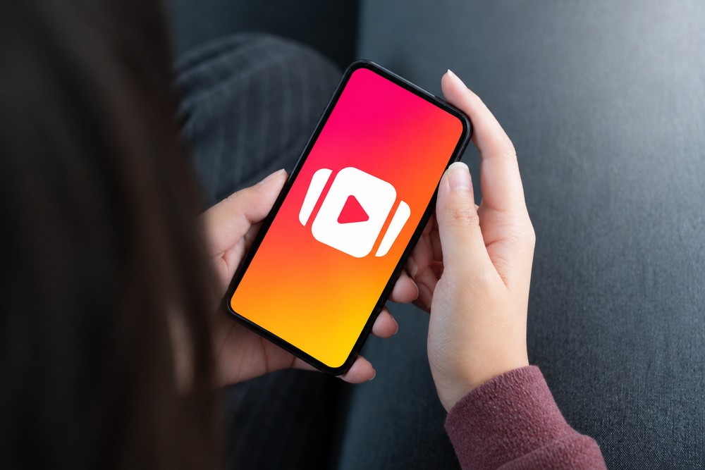 Não faz sentido baixar a versão APK do app — Foto: Reprodução/Vecteezy/Play Store/Editada com IA