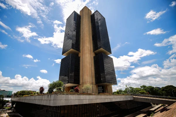BC sobe para 90% chance de inflação furar o teto da meta em 2026