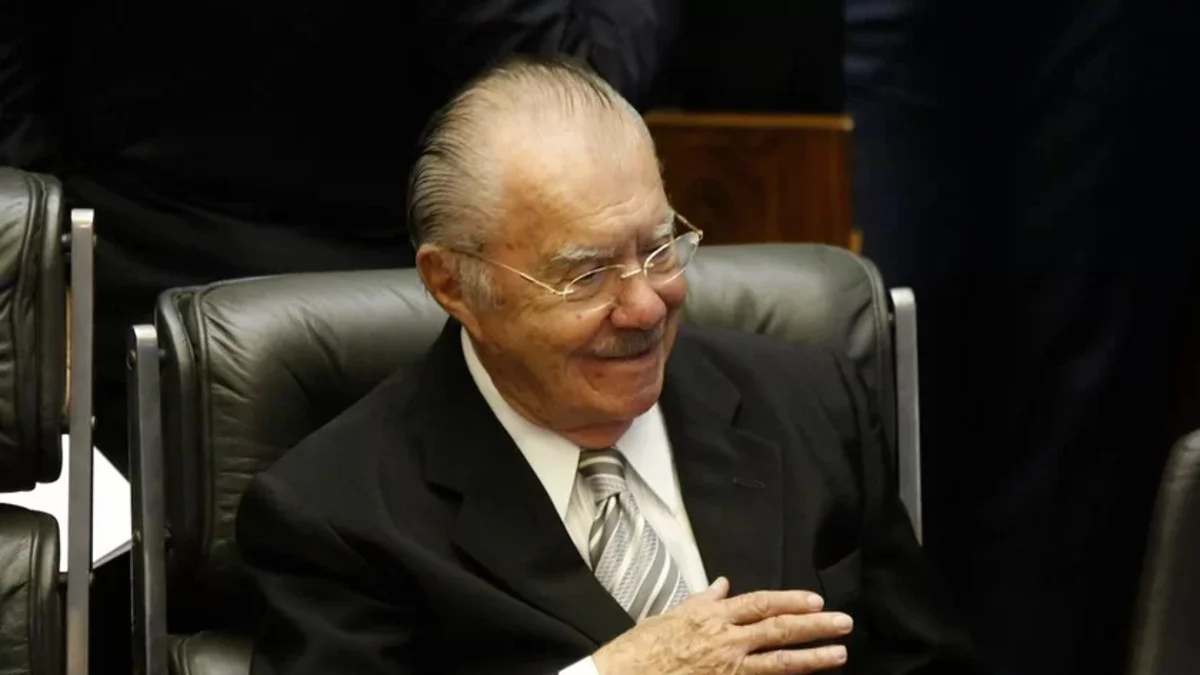 Após passar por exames, Sarney volta a ser internado para tratar pneumonia