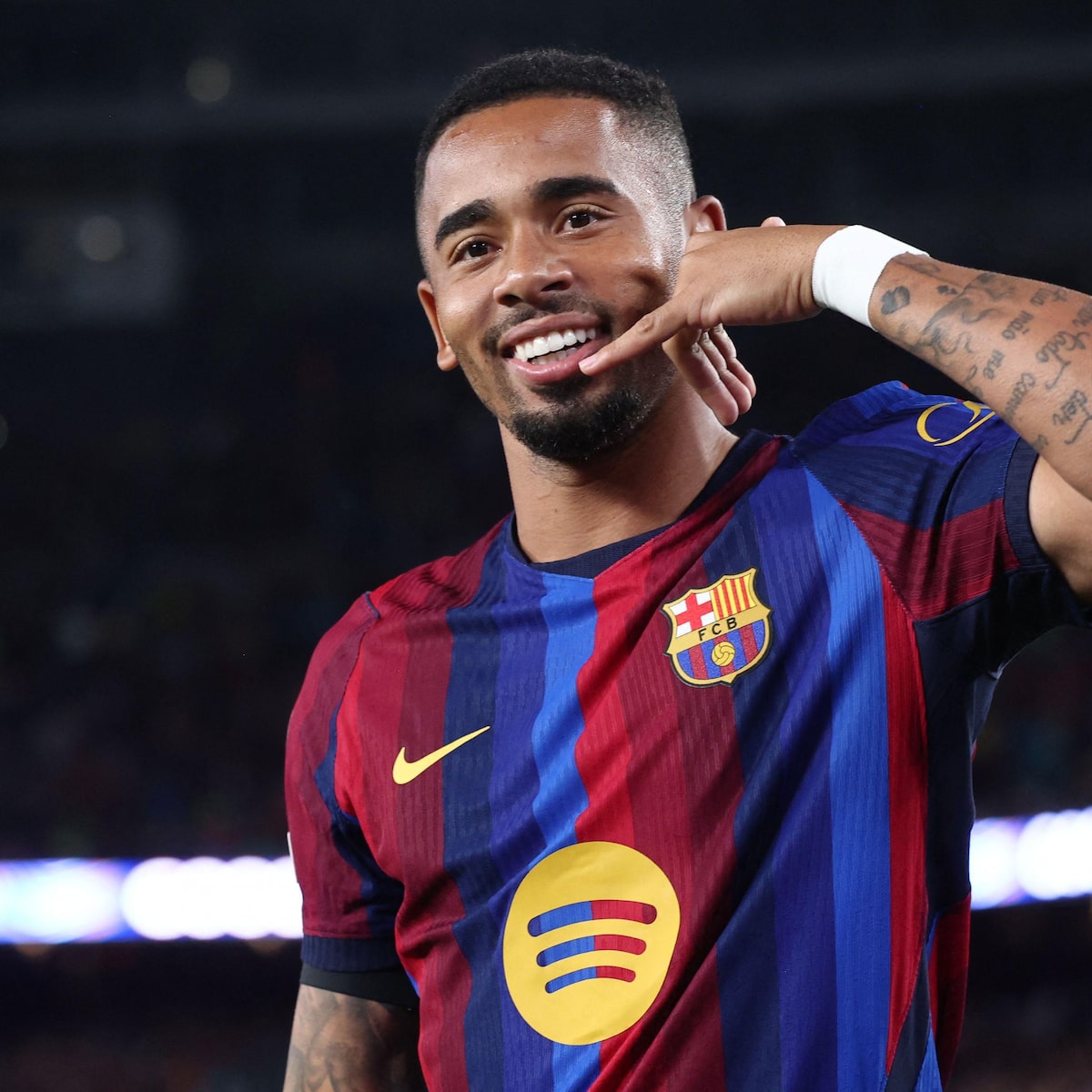 Raphinha brilha, Gabriel Jesus estufa rede e Barcelona goleia Feyenoord na estreia da Champions