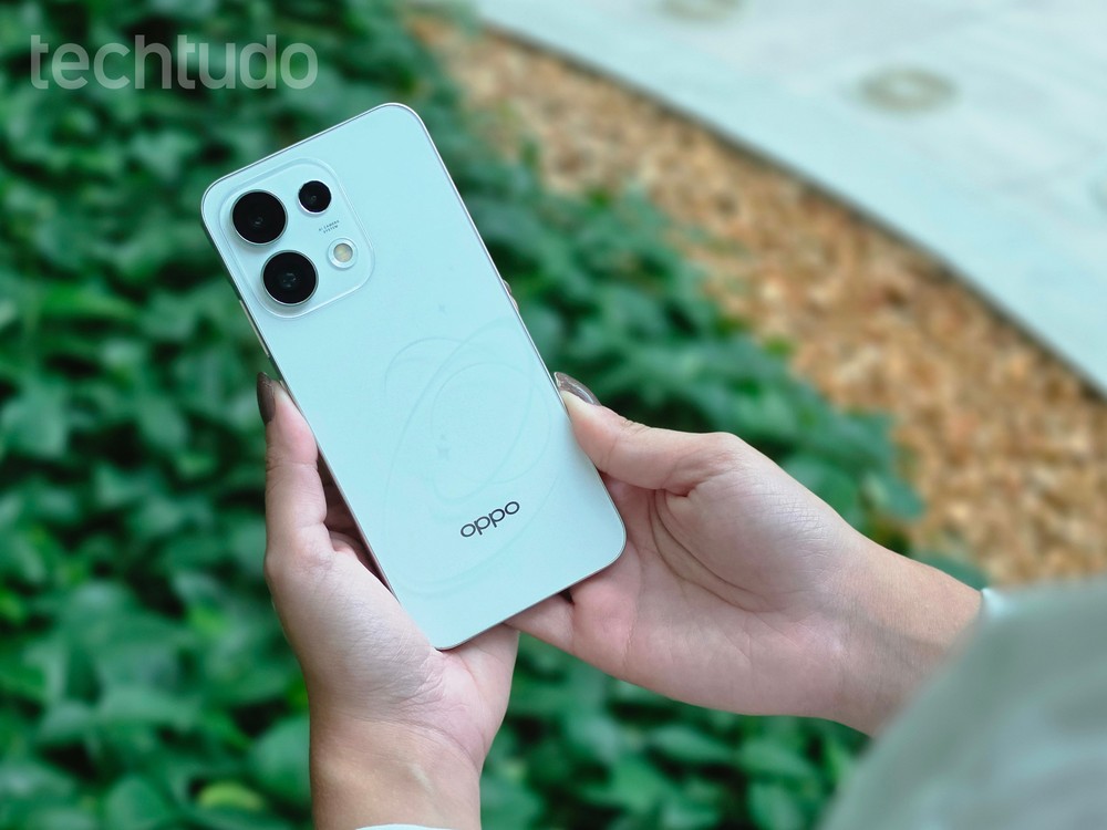 Traseira do OPPO Reno 16F com design único — Foto: Ana Loubak/TechTudo
