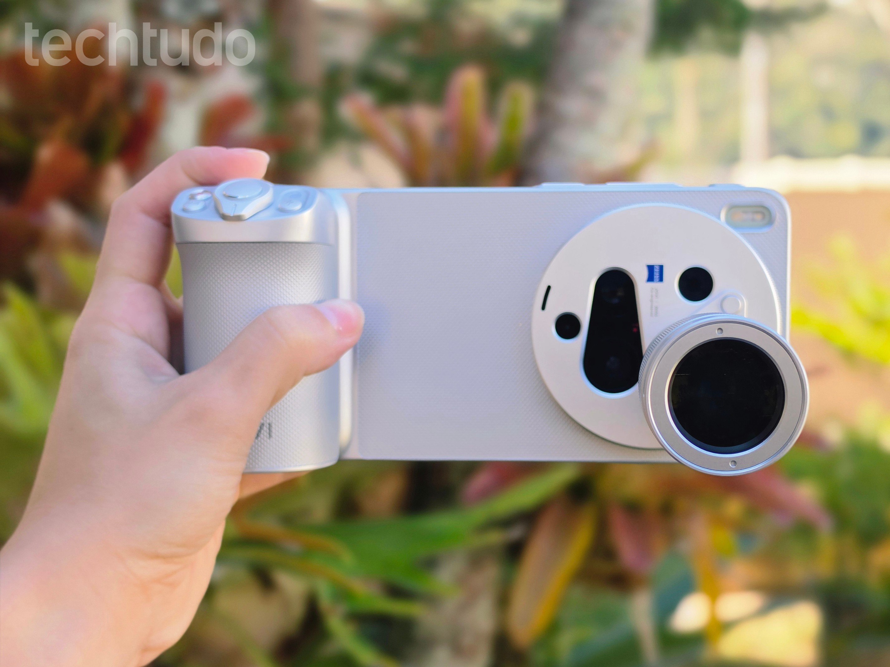 Como é usar um celular de R$ 20 mil que vira câmera profissional