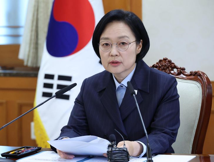 Prime Minister Han Seong-sook speaks during an emergency economic meeting at the government complex in Seoul, Thursday. Yonhap