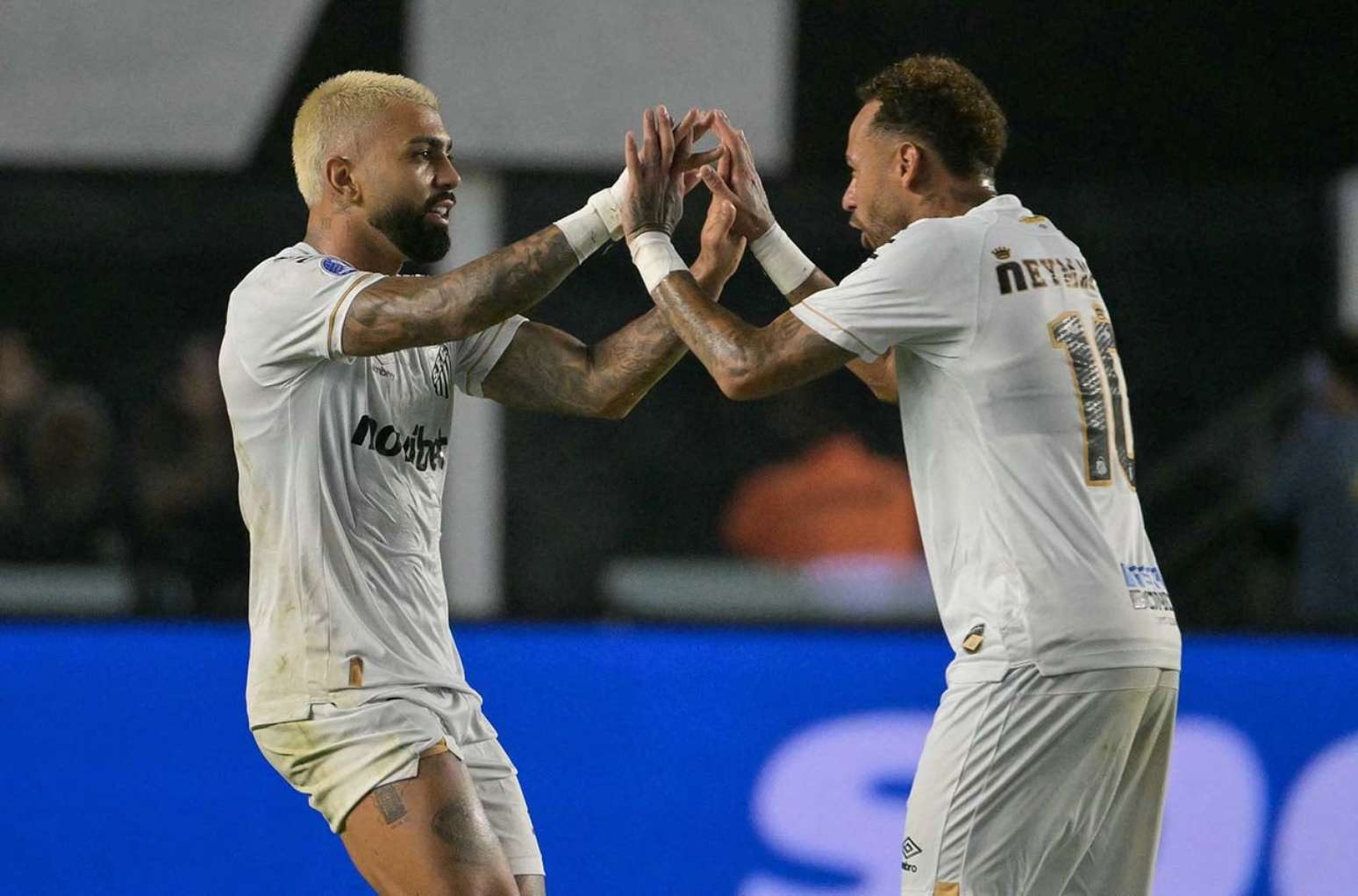 Gabigol teve &oacute;timos momentos com Neymar na temporada e tamb&eacute;m assumiu protagonismo na aus&ecirc;ncia do camisa 10 &ndash;