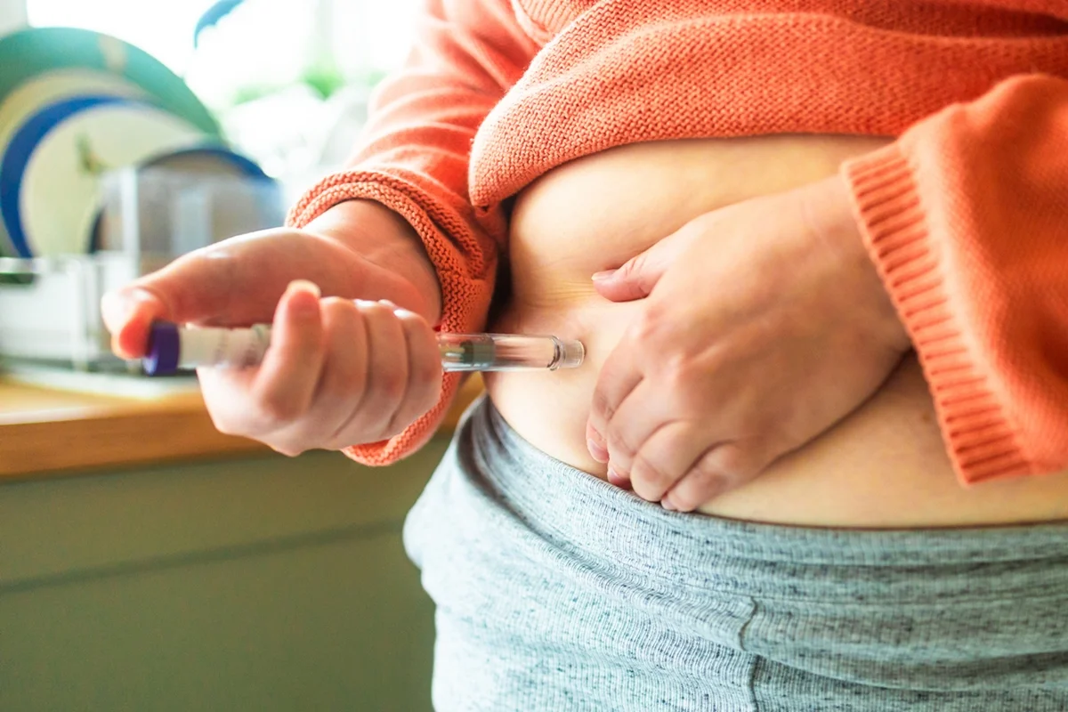 Foto colorida de paciente aplicando caneta emagrecedora - Programa vai oferecer Wegovy a pacientes do SUS para tratar obesidade - Metrópoles