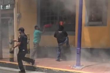 Bomberos de la Secretaría de Seguridad Ciudadana sofocaron el siniestro en su totalidad y enfriaron el área para evitar cualquier reactivación.