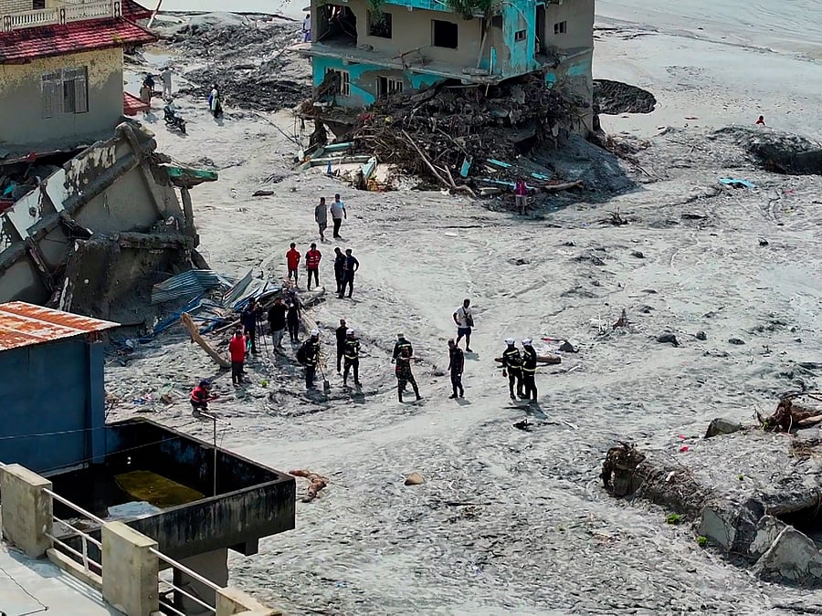 Os EAU intensificam buscas, resgates e operações humanitárias no Nepal