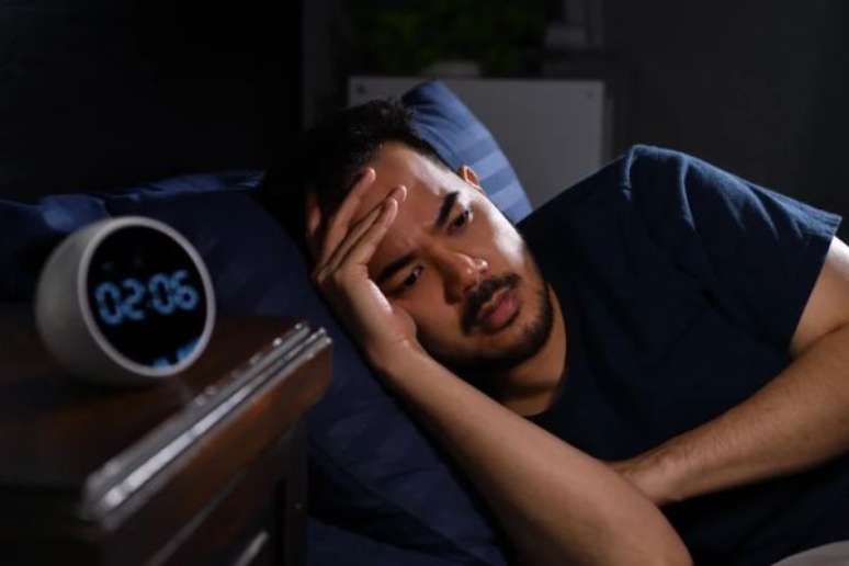 Por que você sente sono no sofá, mas perde o sono quando vai para a cama?