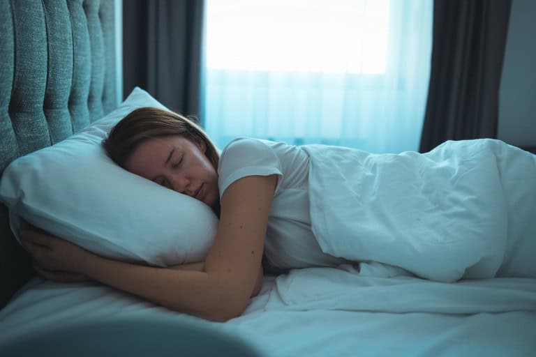 Dormir mal afeta a expectativa de vida? Estudo revela possível relação entre sono e longevidade