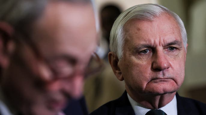 Senador veterano do Dem cruza com facilidade os oponentes progressistas nas primárias ao buscar seu sexto mandato