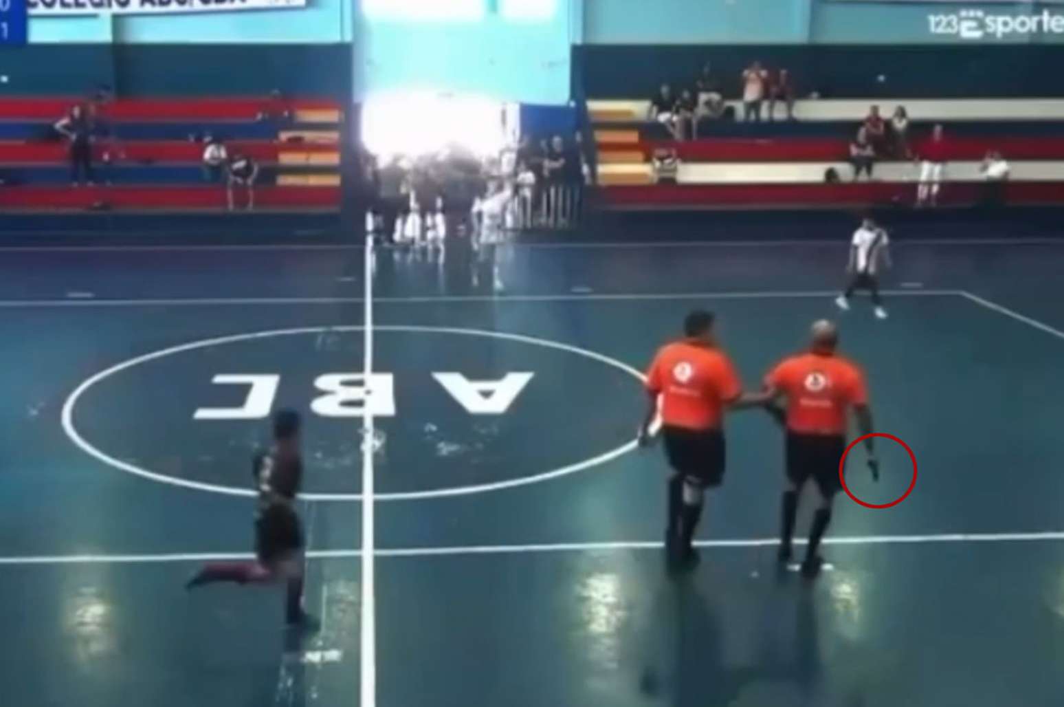 Um árbitro de 55 anos sacou uma arma durante um jogo de futsal sub-12 –